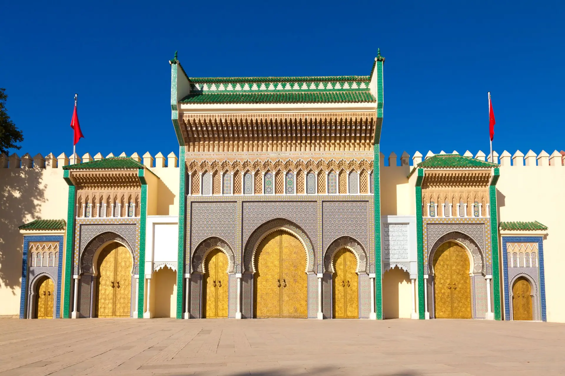 Die goldenen Türen von Dar el Makhzen, dem Königspalast in Fès, Marokko