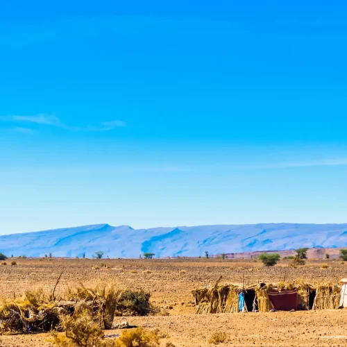 Blick auf ein Beduinenzelt in der Sahara-Wüste Marokkos in der Nähe von M'hamid