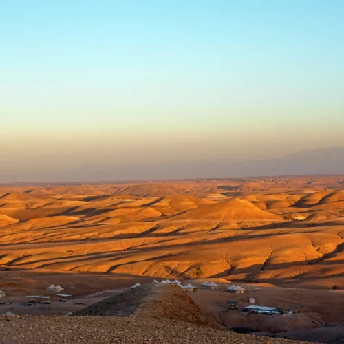Atemberaubender Sonnenuntergang in der Agafay Wüste