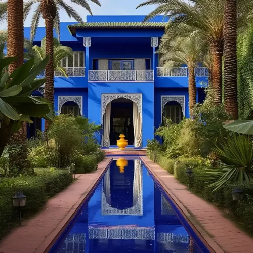 Jardin Majorelleist, der bekannte botanischer Garten mit exotische Pflanzen, Wasserelemente in Marrakesch.